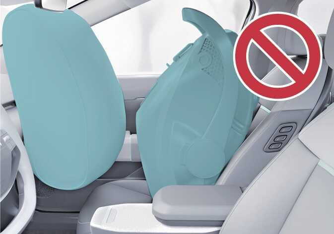 2026 기아 타스만 동승석 어린이 보조 시트 장착 금지 이미지입니다. 청록색으로 강조된 에어백이 팽창하여 차량 진행 반대 방향으로 설치된 어린이 보조 시트를 충격하는 모습과 붉은색 금지 기호가 표시되어 있습니다. 에어백 작동 시 충격으로 인해 어린이가 위험할 수 있으므로 동승석에 시트 설치를 금지함을 설명합니다.