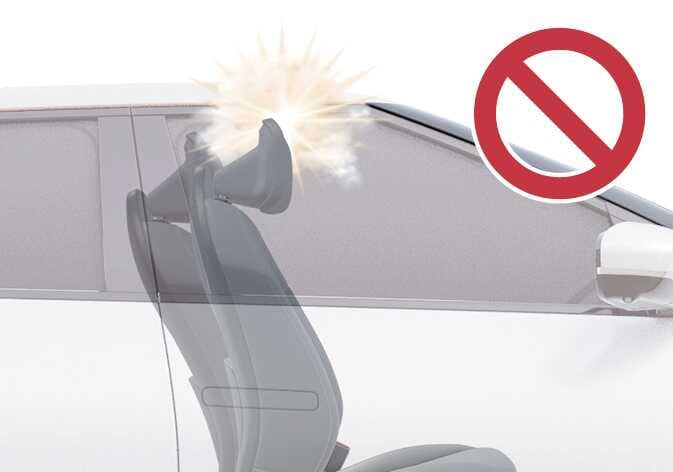 2026 기아 타스만 헤드레스트 조절 주의사항 이미지입니다. 시트 등받이를 앞으로 젖힐 때 헤드레스트가 천장에 부딪히는 충돌 효과와 붉은색 금지 기호가 표시되어 있습니다. 시트가 높고 앞쪽으로 이동된 상태에서 등받이를 젖히면 주변 부품과 닿을 수 있음을 경고하는 기능을 설명합니다.