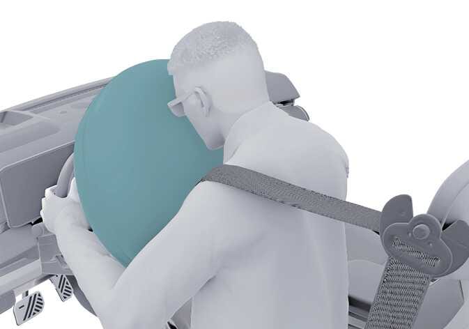 2026 기아 타스만 에어백 작동 예시 이미지입니다. 운전자가 안전벨트를 착용한 상태에서 스티어링 휠 앞쪽으로 전개된 에어백이 청록색으로 강조되어 있습니다. 에어백이 안전벨트를 보조하여 충돌 시 탑승자의 머리와 가슴을 보호하는 기능을 설명합니다.