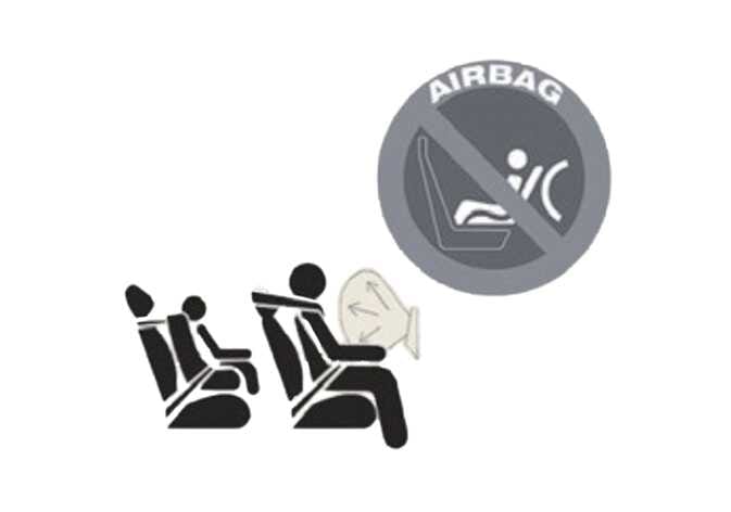 2026 기아 타스만 어린이 보조 시트 설치 금지 경고 이미지입니다. 좌측에는 에어백이 팽창하며 뒤로 장착된 어린이 보조 시트와 충돌하는 모습이, 우측에는 AIRBAG 문구가 포함된 원형 금지 표지판이 있습니다. 에어백 작동 시 위험성을 알리고 앞좌석에 어린이 보조 시트 설치를 금지하는 기능을 설명합니다.