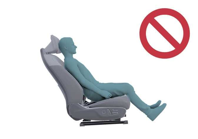 2026 기아 타스만 동승석 승객의 잘못된 착석 자세 이미지입니다. 청록색으로 강조된 탑승자가 등받이를 과도하게 뒤로 젖힌 상태로 앉아 있으며, 우측 상단에는 붉은색 금지 기호가 표시되어 있습니다. 승객 구분 시스템의 정상 작동을 방해할 수 있는 부적절한 자세를 경고하는 기능을 설명합니다.