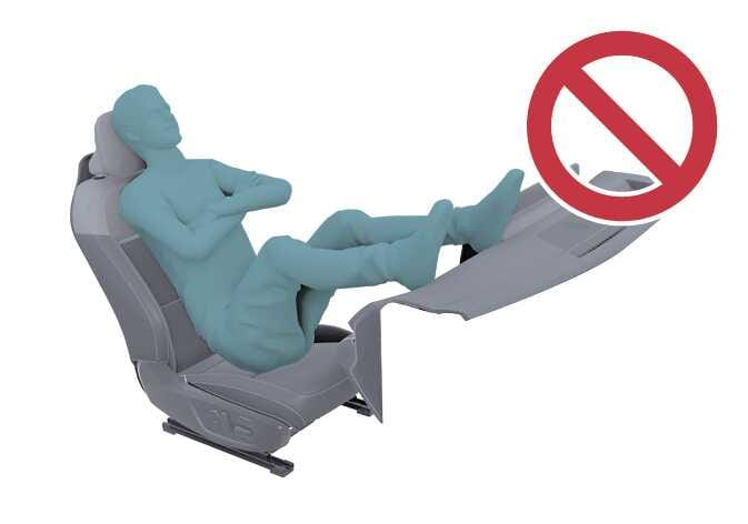 2026 기아 타스만 동승석 승객 구분 시스템 작동 조건 관련 경고 이미지입니다. 청록색으로 강조된 탑승자가 대시보드 위에 두 발을 올려놓은 잘못된 자세를 취하고 있으며, 우측 상단에 이를 금지하는 빨간색 원형 사선 아이콘이 표시되어 있습니다. 승객 구분 시스템의 정상 작동과 탑승자 안전을 위해 대시보드에 발을 올리는 행위를 금지하는 내용을 설명합니다.