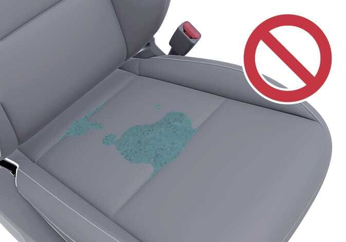 2026 기아 타스만 동승석 시트 이미지입니다. 시트 쿠션에 청록색으로 강조된 액체 얼룩과 우측 상단의 붉은색 금지 기호가 표시되어 있습니다. 승객 구분 시스템(ODS) 오작동 방지를 위해 시트에 액체를 쏟지 않아야 함을 설명합니다.