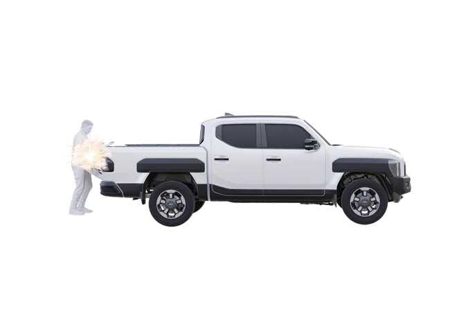 2026 기아 타스만 테일게이트 개폐 시 주의 사항 이미지입니다. 차량 후방에 서 있는 사람의 머리가 테일게이트 모서리에 부딪히는 상황을 충돌 효과로 강조하여 묘사하고 있습니다. 테일게이트를 열고 닫거나 물건을 넣고 꺼낼 때 모서리에 신체가 부딪혀 다칠 수 있으므로 주의해야 함을 경고하는 기능을 설명합니다.