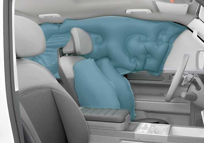 2026 기아 타스만 측면 에어백 및 앞좌석 센터 사이드 에어백 작동 이미지입니다. 차량 실내에서 창문 상단을 덮는 커튼 에어백과 시트 좌우 측면에서 전개된 사이드 에어백 및 센터 사이드 에어백이 청록색으로 강조되어 있습니다. 측면 충돌 또는 전복 사고 시 에어백이 팽창하여 탑승자를 보호하는 기능을 설명합니다.