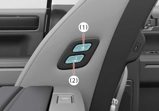 2026 기아 타스만 동승석 시트 측면 조절 스위치 이미지입니다. 좌석 등받이 옆면에 위치한 두 개의 버튼이 청록색으로 강조되어 있습니다. 상단의 등받이 조절 버튼(1)과 하단의 시트 위치 조절 버튼(2)의 배치를 보여줍니다. 버튼을 눌러 동승석의 등받이 각도와 전후 위치를 조절하는 기능을 설명합니다.