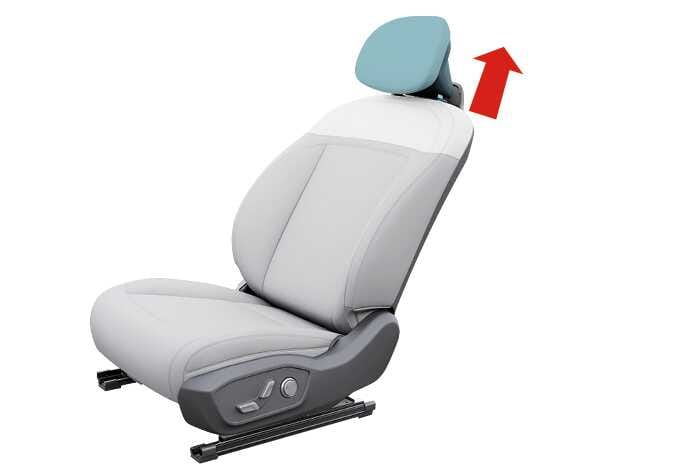 2026 기아 타스만 앞좌석 헤드레스트 분리 이미지입니다. 청록색으로 강조된 헤드레스트 우측에 위쪽 방향을 지시하는 굵은 붉은색 화살표가 있습니다. 헤드레스트를 위로 당겨 좌석에서 분리하는 기능을 설명합니다.