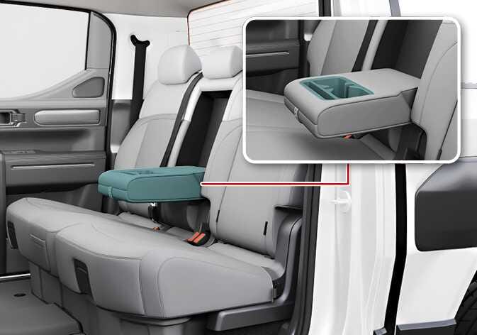 2026 기아 타스만 뒷좌석 암레스트 조절 이미지입니다. 뒷좌석 중앙에서 암레스트를 아래로 내린 모습이 청록색으로 강조되어 있으며, 우측 상단에는 암레스트에 내장된 컵 홀더의 상세 확대도가 붉은색 연결선으로 표시되어 있습니다. 암레스트를 내려 컵 홀더를 사용하는 기능을 설명합니다.