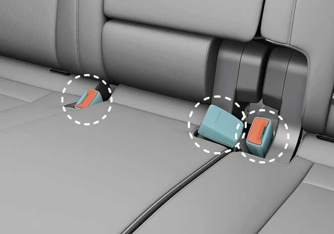 2026 기아 타스만 뒷좌석 버클 보관 이미지입니다. 뒷좌석 시트 쿠션 틈새에 위치한 안전벨트 버클이 청록색으로 강조되어 있으며, 흰색 점선 원으로 해당 위치를 표시하고 있습니다. 사용하지 않거나 등받이를 접을 때 안전벨트 버클을 시트 쿠션의 보관 장소에 밀어 넣어 보관하는 기능을 설명합니다.