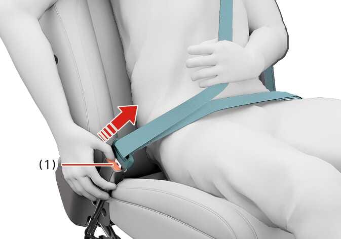 2026 기아 타스만 뒷좌석 중앙 안전벨트 해제 방법 이미지입니다. 청록색으로 강조된 안전벨트가 착용된 상태에서, 탑승자가 버클에 있는 해제 버튼(1)을 누르는 모습이 나타나 있습니다. 붉은색 화살표는 플레이트가 버클에서 분리되어 나가는 방향을 지시합니다. 버튼을 눌러 안전벨트 잠금을 해제하는 기능을 설명합니다.