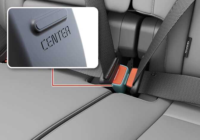 2026 기아 타스만 뒷좌석 중앙 안전벨트 버클 이미지입니다. 뒷좌석 시트 사이에 위치한 붉은색 버클에 안전벨트가 체결되어 있으며, 확대된 상세 이미지는 버클 측면에 'CENTER'라는 문구가 음각으로 표시되어 있음을 보여줍니다. 뒷좌석 중앙 3점식 안전벨트 착용 시 반드시 'CENTER' 문구가 있는 전용 버클에 체결해야 하는 기능을 설명합니다.