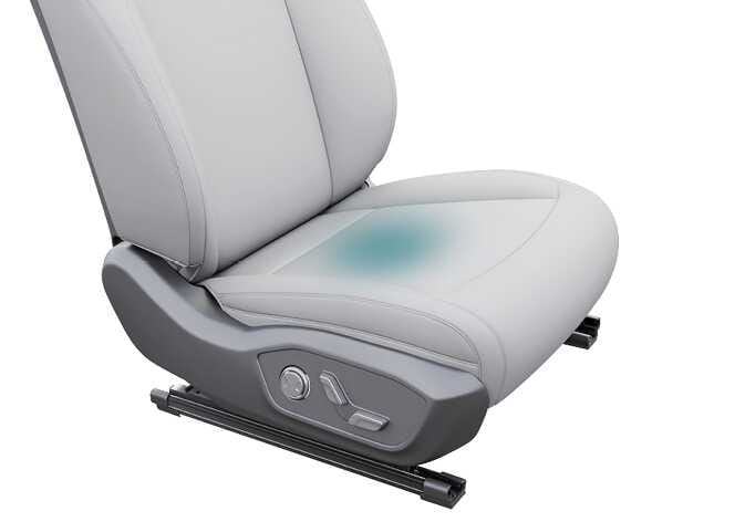 2026 기아 타스만 동승석 승객 구분 센서 이미지입니다. 동승석 시트 쿠션의 중앙 부분이 청록색으로 강조되어 센서가 장착된 위치를 시각적으로 보여줍니다. 시트 쿠션에 장착되어 승객의 탑승 여부를 감지하는 센서의 위치를 설명합니다.