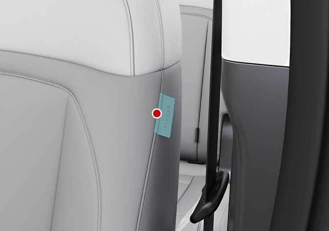 2026 기아 타스만 사이드 에어백 장착 위치 이미지입니다. 앞좌석 등받이 바깥쪽 측면에 부착된 에어백 라벨이 청록색으로 강조되어 있으며, 붉은색 점이 해당 라벨을 가리키고 있습니다. 좌석 측면에 내장된 사이드 에어백의 위치를 확인하는 기능을 설명합니다.