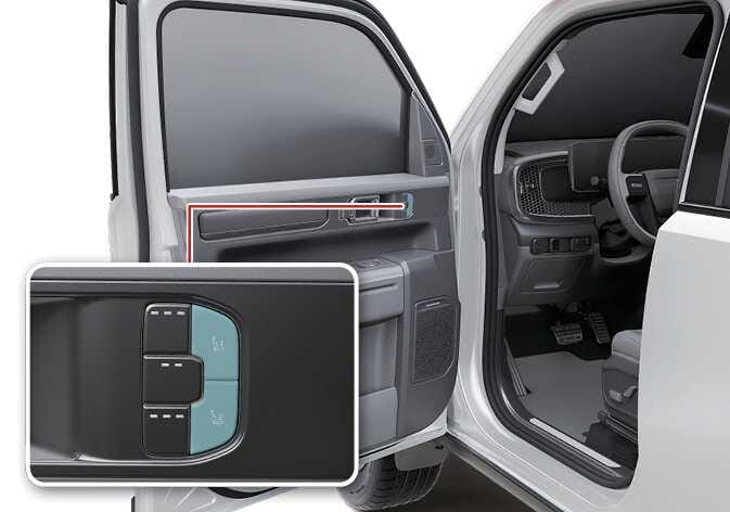 2026 기아 타스만 운전 자세 메모리 시스템 조작 버튼 이미지입니다. 운전석 도어 내부 핸들 옆에 위치한 시스템 조작부를 붉은색 선으로 연결하여 확대해 보여줍니다. 상세도에는 청록색으로 강조된 운전 자세 메모리 설정 버튼들이 수직으로 배열되어 있습니다. 버튼을 눌러 운전자가 설정한 시트와 미러 위치를 저장하거나 불러오는 기능을 설명합니다.