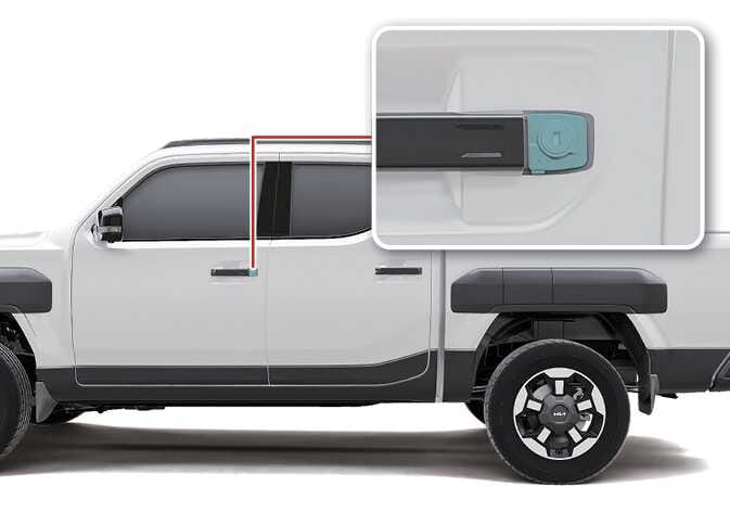 2026 기아 타스만 비상 키 사용을 위한 운전석 도어 핸들 이미지입니다. 차량 측면과 붉은색 선으로 연결된 핸들 확대도에 키 홀 커버가 청록색으로 강조되어 있습니다. 비상시 도어 잠금 및 해제를 위해 분리해야 하는 커버 위치를 설명합니다.