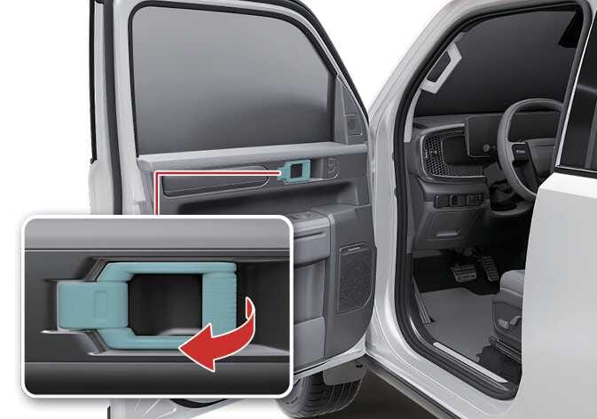 2026 기아 타스만 실내 도어 손잡이 조작 이미지입니다. 도어 안쪽 패널에 위치한 손잡이가 청록색으로 강조되어 있고, 확대된 상세도에는 손잡이를 당기는 방향을 나타내는 붉은색 굽은 화살표가 있습니다. 손잡이를 잡아당겨 도어를 여는 기능을 설명합니다.