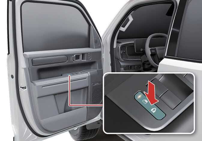 2026 기아 타스만 전자식 차일드 락 조작 이미지입니다. 운전석 도어 암레스트에 위치한 윈도우 조절 패널과 차일드 락 버튼의 상세 확대도가 포함되어 있습니다. 붉은색 화살표가 버튼을 누르는 방향을 지시하고 있으며, 버튼 내 표시등이 점등된 상태를 보여줍니다. 버튼을 눌러 뒷좌석 도어와 유리창 개폐를 제한하는 기능을 설명합니다.