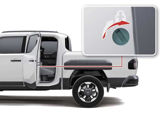 2026 기아 타스만 수동식 차일드 락 이미지입니다. 뒷좌석 도어가 열려 있고, 도어 측면에 위치한 잠금 레버가 확대되어 표시됩니다. 청록색으로 강조된 레버 위로 어린이 형상의 아이콘이 있으며, 붉은색 굽은 화살표가 레버를 조작하여 잠금 상태로 설정하는 방향을 안내합니다. 뒷좌석 도어를 차 안에서 열 수 없도록 잠그는 기능을 설명합니다.