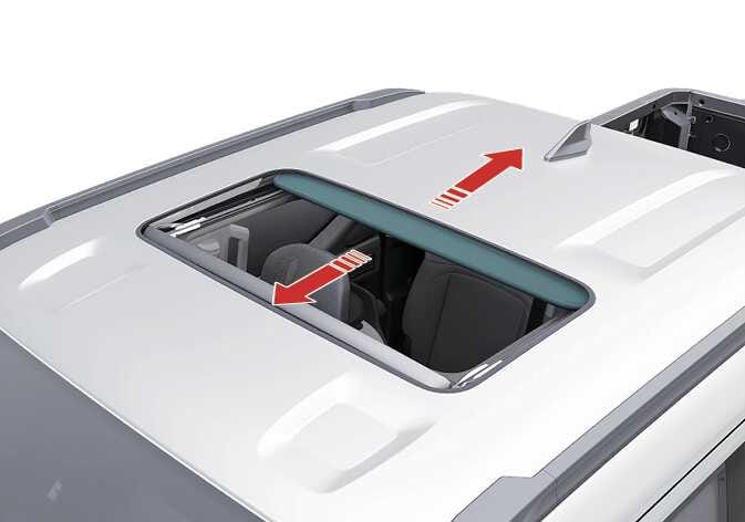 2026 기아 타스만 선루프 슬라이드 작동 이미지입니다. 차량 상단의 선루프 글라스 주변이 청록색으로 강조되어 있으며, 전방과 후방을 향하는 붉은색 화살표가 슬라이드 이동 방향을 지시합니다. 선루프 글라스를 앞뒤로 움직여 열거나 닫는 기능을 설명합니다.