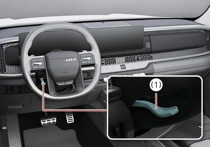 2026 기아 타스만 스티어링 휠 위치 조절 이미지입니다. 운전석 스티어링 휠 아래쪽을 붉은색 선으로 연결하여 확대한 상세도가 포함되어 있습니다. 상세도에는 청록색으로 강조된 스티어링 휠 조절 레버(1)가 표시되어 있습니다. 레버를 아래로 당겨 스티어링 휠의 높낮이와 앞뒤 위치를 신체에 알맞게 조절하는 기능을 설명합니다.