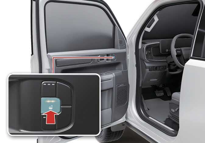 2026 기아 타스만 스티어링 휠 열선 버튼 이미지입니다. 운전석 도어 암레스트에 위치한 버튼 패널과 이를 확대한 상세도가 포함되어 있습니다. 상세도에는 청록색으로 강조된 스티어링 휠 열선 버튼을 가리키는 붉은색 화살표가 표시되어 있습니다. 버튼을 눌러 스티어링 휠을 따뜻하게 하는 기능을 설명합니다.