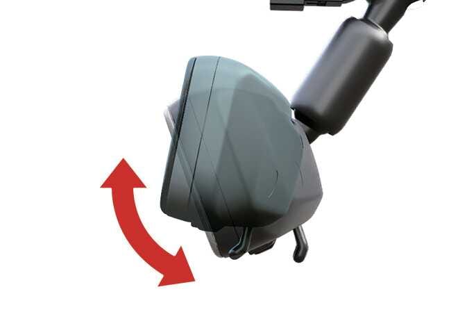 2026 기아 타스만 디지털 센터 미러 높이 조절 이미지입니다. 측면에서 본 디지털 센터 미러와 위아래 방향을 가리키는 붉은색 양방향 곡선 화살표가 표시되어 있습니다. 미러 본체를 위아래로 움직여 운전자의 눈높이에 맞게 위치를 조절하는 기능을 설명합니다.