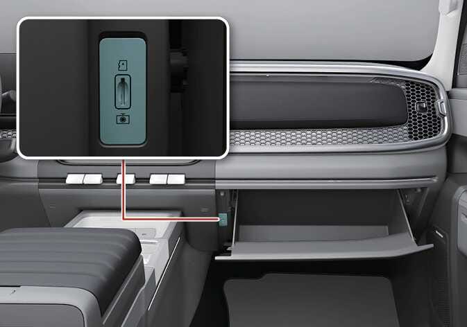 2026 기아 타스만 빌트인 캠 SD 메모리 슬롯 위치 이미지입니다. 조수석 글로브 박스 내부 좌측에 청록색으로 강조된 메모리 카드 단자가 있습니다. 상세 이미지에는 SD 카드와 카메라 아이콘이 표시된 슬롯이 확대되어 있습니다. SD 메모리 삽입 및 제거 위치를 안내하는 기능을 설명합니다.