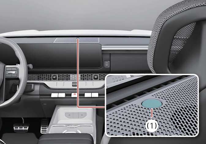 2026 기아 타스만 전자동 조절 시스템 센서 위치 이미지입니다. 대시보드 중앙 상단에 위치한 센서를 붉은색 선으로 연결하여 확대해 보여줍니다. 상세 화면에는 그릴망 위에 위치한 원형 센서(1)가 청록색으로 강조되어 있습니다. 쾌적한 실내 온도 유지를 위해 해당 센서를 물건으로 가리지 않도록 위치를 안내하는 기능을 설명합니다.