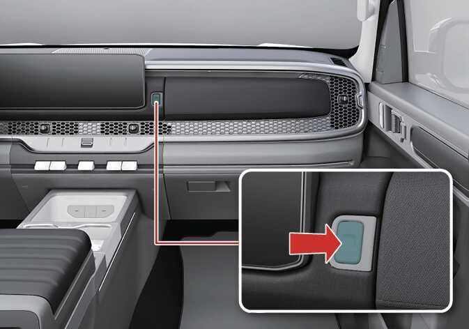 2026 기아 타스만 인스트루먼트 패널 스토리지 이미지입니다. 동승석 대시보드에 위치한 수납함과 청록색으로 강조된 버튼이 보입니다. 우측 하단 상세 이미지에는 청록색으로 강조된 버튼을 오른쪽 방향의 굵은 붉은색 화살표가 가리키며 누르는 동작을 나타내고 있습니다. 버튼을 눌러 보관함을 여는 기능을 설명합니다.