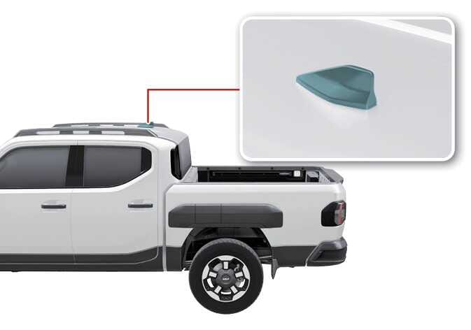 2026 기아 타스만 샤크핀 안테나 이미지입니다. 차량 루프 후방에 위치한 안테나를 붉은색 선으로 연결하여 확대해 보여줍니다. 상세도에는 청록색으로 강조된 샤크핀 안테나가 표시되어 있습니다. AM/FM, GPS 등 무선 신호를 송수신하는 기능을 설명합니다.