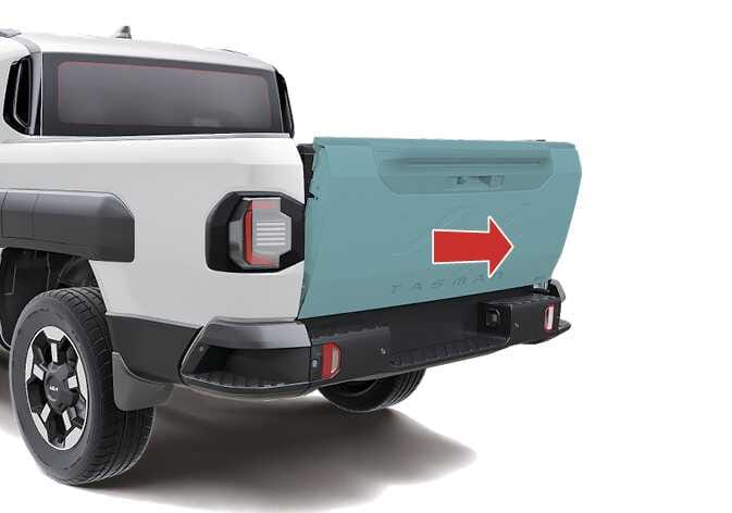 2026 기아 타스만 테일게이트 분리 이미지입니다. 청록색으로 강조된 테일게이트에 우측 방향을 가리키는 굵은 빨간색 화살표가 표시되어 있습니다. 테일게이트를 화살표 방향으로 당겨 차체에서 분리하는 과정을 설명합니다.