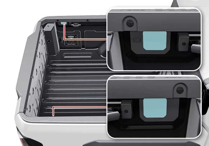 2026 기아 타스만 베드 램프 이미지입니다. 적재함 좌측 내부에 장착된 램프 위치를 붉은색 선으로 연결하여 두 개의 상세도로 보여줍니다. 상단 상세도는 청록색으로 강조된 사각형 모양의 작동 버튼을, 하단 상세도는 청록색으로 강조된 램프 발광부를 나타냅니다. 버튼을 눌러 적재함 내부를 비추는 조명을 켜고 끄는 기능을 설명합니다.