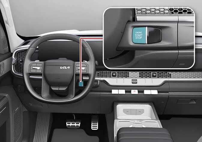 2026 기아 타스만 시동 버튼 B타입 이미지입니다. 운전석 스티어링 휠 우측 대시보드 패널에 위치한 시동 버튼을 붉은색 선으로 연결하여 우측 상단에 확대해 보여줍니다. 확대된 이미지 속 시동 버튼은 청록색으로 강조되어 있으며, 표면에 ENGINE START STOP 문구가 표시되어 있습니다. 차량의 시동을 걸거나 전원을 제어하는 버튼의 위치와 형태를 설명합니다.