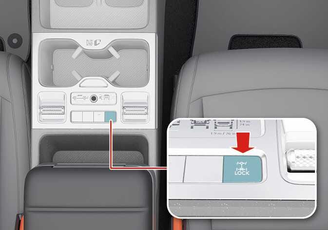 2026 기아 타스만 전자식 차동기어 잠금 장치 A타입 이미지입니다. 센터 콘솔 조작부에서 청록색으로 강조된 LOCK 버튼을 굵은 빨간색 화살표가 가리키고 있습니다. 버튼을 눌러 장치를 체결하는 기능을 설명합니다.