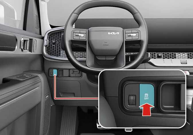 2026 기아 타스만 ESC 작동 정지 버튼 이미지입니다. 운전석 스티어링 휠 좌측 패널에 청록색으로 강조된 버튼이 위치해 있으며, 우측 하단 상세도에는 붉은색 화살표가 해당 버튼을 누르는 동작을 지시하고 있습니다. 버튼을 눌러 차체자세 제어 장치 기능을 제한하거나 해제하는 작동 방법을 설명합니다.