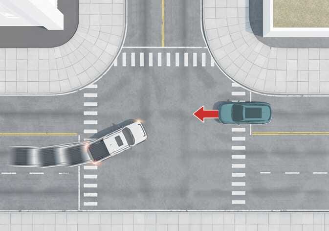 2026 기아 타스만 교차로 대향차 대응 기능 이미지입니다. 십자형 교차로에서 흰색 차량이 좌회전을 시도하고, 맞은편에서 직진하는 청록색 차량 앞에 진행 방향을 나타내는 굵은 붉은색 화살표가 표시되어 있습니다. 좌회전 시 맞은편 차량과의 충돌 위험이 있을 때 제동을 도와주는 기능을 설명합니다.