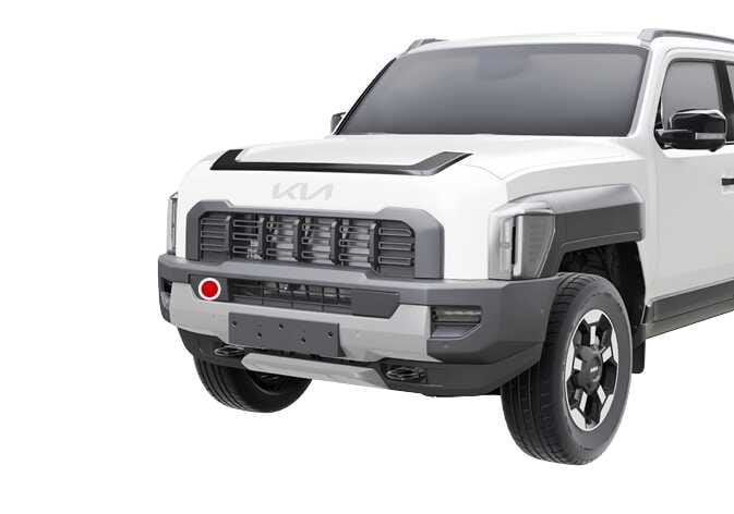 2026 기아 타스만 전방 레이더 이미지입니다. 차량 전면부 하단 범퍼 중앙에 위치한 레이더 센서가 붉은색 원으로 강조되어 있습니다. 스마트 크루즈 컨트롤 작동 시 전방의 차량을 인식하는 센서의 위치를 설명합니다.