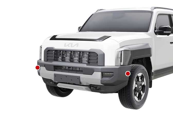 2026 기아 타스만 전측방 레이더 위치 이미지입니다. 차량 전면 범퍼의 좌우 모서리 부분에 붉은색 점으로 센서가 장착된 위치를 표시하고 있습니다. 스마트 크루즈 컨트롤 시스템이 주변 차량을 인식하기 위해 사용하는 전측방 레이더의 위치를 설명합니다.