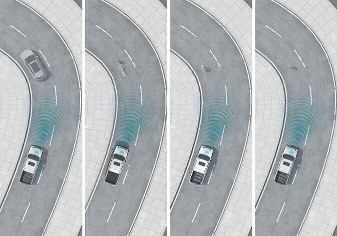 2026 기아 타스만 전방 충돌방지 보조 작동 제한 이미지입니다. 왼쪽으로 굽은 도로를 주행하는 차량 앞쪽으로 청록색으로 강조된 센서 감지 범위가 표시되어 있습니다. 전방에 차량, 이륜차, 보행자, 자전거 탑승자가 위치해 있지만, 굽은 도로의 특성상 센서 범위가 대상을 벗어나는 모습을 보여줍니다. 커브길에서는 전방의 대상을 인식하지 못해 경고나 제동 보조가 제한될 수 있는 상황을 설명합니다.