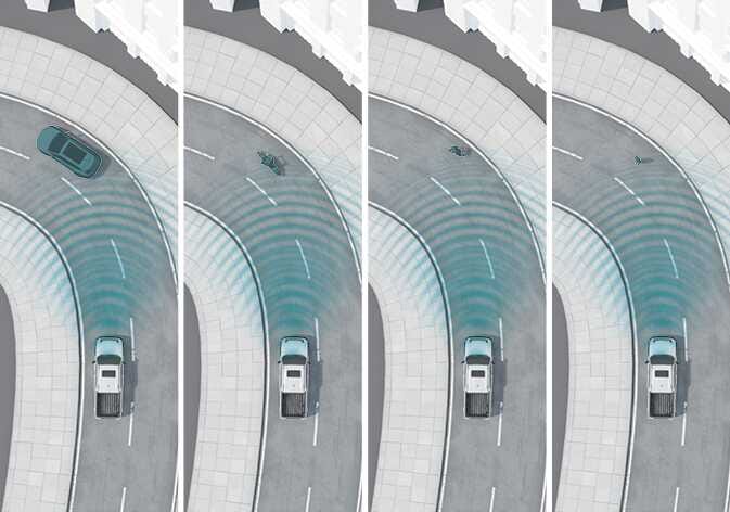 2026 기아 타스만 전방 충돌방지 보조 시스템의 커브 길 작동 제한 사항 이미지입니다. 굽은 도로를 주행하는 차량의 전방 센서 감지 범위가 청록색 물결무늬로 강조되어 있으며, 옆 차로에 있는 차량과 이륜차, 보행자가 감지 범위에 포함된 모습을 보여줍니다. 커브 길에서 다른 차로의 대상을 인식하여 불필요하게 경고하거나 제동할 수 있는 상황을 설명합니다.