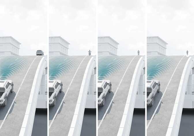 2026 기아 타스만 경사로 주행 시 전방 충돌방지 보조 작동 제한 이미지입니다. 언덕길을 오르는 차량 전방으로 청록색으로 강조된 센서 감지 범위가 뻗어나가지만, 언덕 너머의 차량, 이륜차, 보행자는 감지 범위 아래에 위치해 있습니다. 경사로에서는 전방 대상을 인식하지 못해 기능이 제한될 수 있음을 설명합니다.