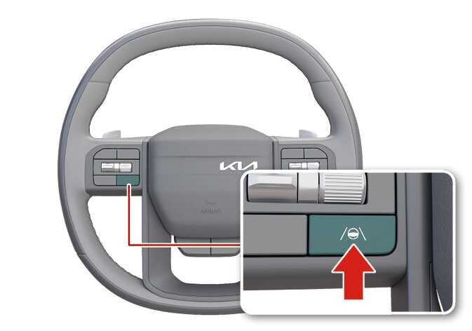 2026 기아 타스만 스티어링 휠의 차로 주행 보조 버튼 이미지입니다. 스티어링 휠 우측 하단에 청록색으로 강조된 버튼과 이를 확대한 상세도가 연결되어 있습니다. 상세도에는 차로와 자동차 아이콘이 있는 버튼을 가리키는 붉은색 화살표가 표시되어 있습니다. 버튼을 눌러 차로 유지 보조 기능을 켜거나 끄는 조작 방법을 설명합니다.