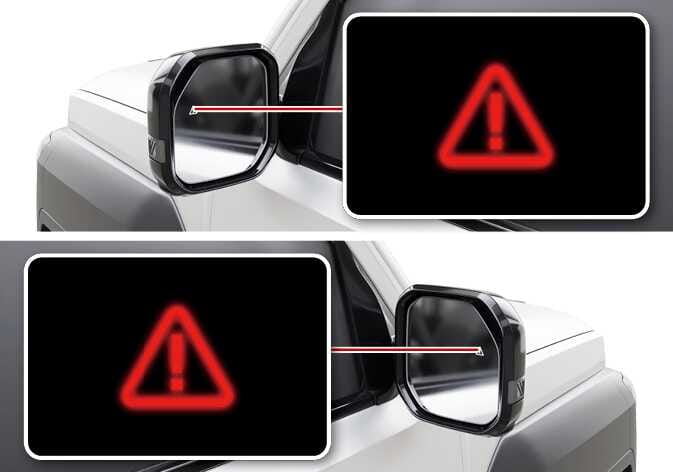 2026 기아 타스만 안전 하차 보조 시스템의 하차 시 충돌 경고 이미지입니다. 차량 실외 미러에 붉은색 삼각형 모양의 느낌표 아이콘이 점등된 모습을 보여줍니다. 상단은 차량의 실외 미러 전체 모습을, 하단은 거울면에 표시된 경고등을 확대하여 나타내고 있습니다. 하차 시 후측방에서 접근하는 차량이 감지되면 경고등이 켜져 충돌 위험을 알리는 기능을 설명합니다.