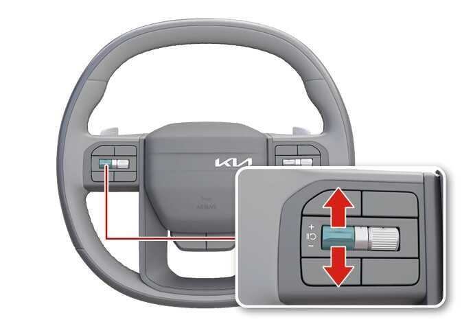 2026 기아 타스만 스티어링 휠 속도 조절 스위치 이미지입니다. 스티어링 휠 좌측의 조절 스위치가 청록색으로 강조되어 있으며, 해당 스위치를 위아래로 조작하는 방향을 지시하는 굵은 붉은색 화살표가 표시된 상세도가 포함되어 있습니다. 스위치를 위로 올리거나 아래로 내려 원하는 제한 속도를 설정하고 조절하는 기능을 설명합니다.