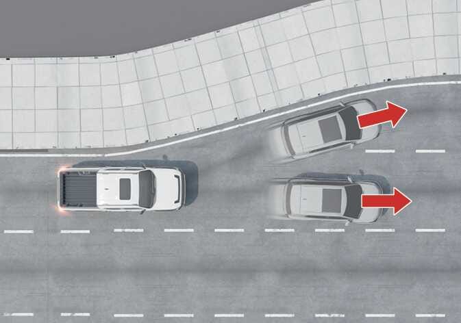 2026 기아 타스만 전방 차량 출발 알림 작동 제한 사항 이미지입니다. 흰색 트럭 옆 차로에서 회색 승용차가 굽은 도로를 따라 이동하는 모습입니다. 차량 뒤쪽의 굵은 빨간색 화살표가 주행 방향을 가리키고 있습니다. 굽은 도로 상황에서 전방 차량 출발 알림 기능이 제한될 수 있음을 설명합니다.