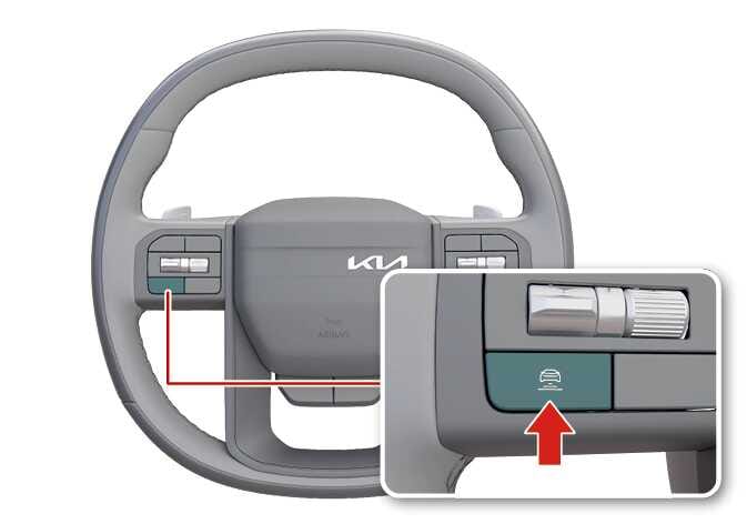 2026 기아 타스만 스티어링 휠의 차간거리 설정 버튼 이미지입니다. 스티어링 휠 우측에 위치한 자동차와 가로줄 아이콘이 그려진 버튼이 청록색으로 강조되어 있으며, 붉은색 화살표가 해당 버튼을 누르도록 지시하고 있습니다. 스마트 크루즈 컨트롤 작동 중 앞차와의 거리를 단계별로 조절하는 기능을 설명합니다.