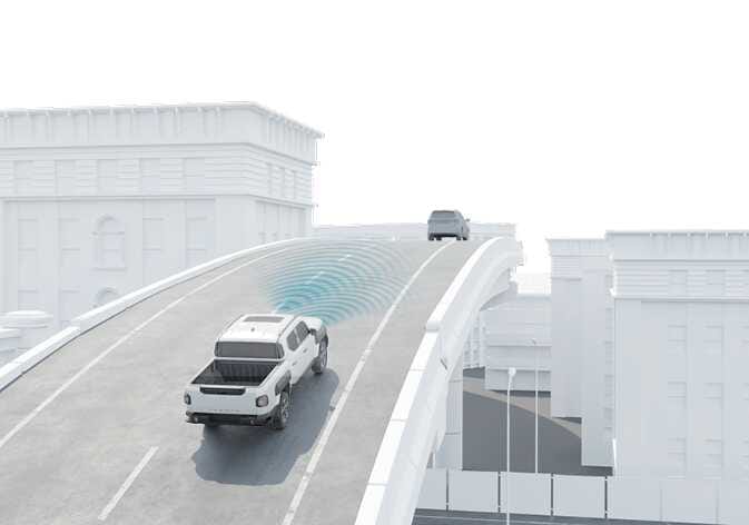 2026 기아 타스만 스마트 크루즈 컨트롤 작동 제한 이미지입니다. 흰색 픽업트럭이 곡선 고가도로를 주행하며 전방으로 청록색 레이더 파장을 발산하고 있습니다. 곡선로 주행 시 센서가 전방 차량을 제대로 인식하지 못할 수 있는 상황을 설명합니다.