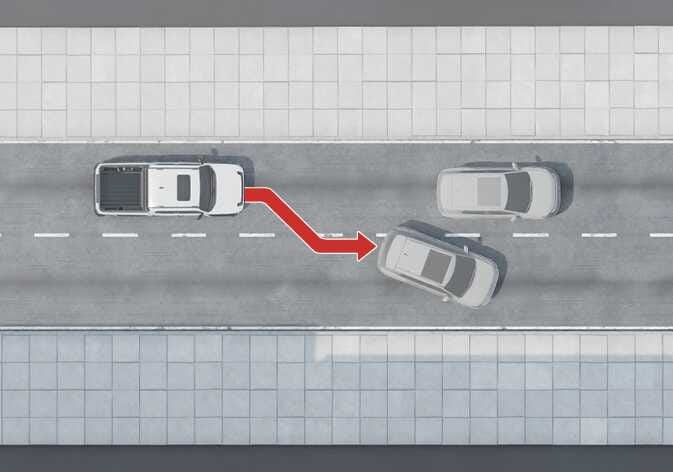 2026 기아 타스만 작동 제한 사항 이미지입니다. 도로 위 흰색 차량 전방에서 붉은색 화살표가 오른쪽으로 굽어지며 옆 차로의 회색 차량을 가리키고 있습니다. 커브 길 주행 시 시스템이 인접 차로의 차량을 동일 차로의 차량으로 잘못 인식할 수 있는 상황을 설명합니다.