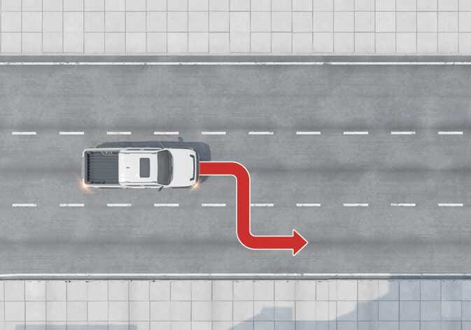 2026 기아 타스만 고속도로 차로변경 보조 기능 이미지입니다. 도로 위를 주행 중인 차량에서 우측 차로로 이동하는 경로를 나타내는 붉은색 굽은 화살표가 표시되어 있습니다. 방향지시등을 작동하면 주변 상황을 판단하여 안전하게 차로를 변경하도록 돕는 기능을 설명합니다.