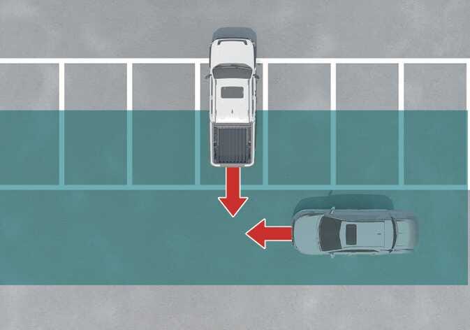 2026 기아 타스만 후방 교차 충돌방지 보조 시스템 이미지입니다. 주차 구획에서 후진하는 흰색 차량과 우측에서 접근하는 회색 차량이 있습니다. 각 차량의 진행 방향이 붉은색 화살표로 표시되어 있으며, 차량 후방의 감지 영역이 청록색으로 강조되어 있습니다. 후진 출차 시 측면에서 접근하는 차량과의 충돌 위험 상황을 설명합니다.